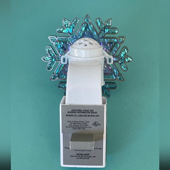 Bath and Body Works • Stained Glass Snowflake Nightlight - Picture 11 of 11
